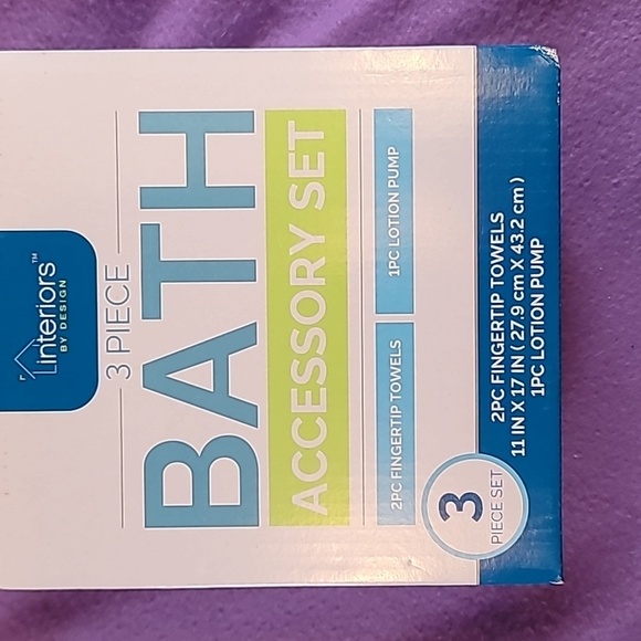 0721. 100% Cotton ~ 2 Fingertip Towels & A Beautiful Soap Dispenser - Picture 5 of 5